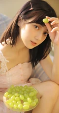 清纯可人粉色肩带连衣裙少女居家悠闲写真美照