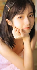 清纯可人粉色肩带连衣裙少女居家悠闲写真美照