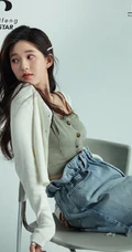 赵露思化身气质小女生，牛仔短裙着身靠墙而立，线条感白皙纤细