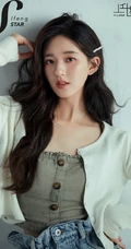 赵露思化身气质小女生，牛仔短裙着身靠墙而立，线条感白皙纤细