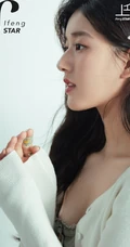 赵露思化身气质小女生，牛仔短裙着身靠墙而立，线条感白皙纤细