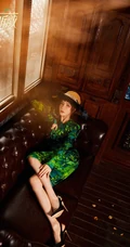 女歌手戴燕妮尝试优雅，豪迈多重风格复古写真图片