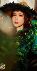 女歌手戴燕妮尝试优雅，豪迈多重风格复古写真图片