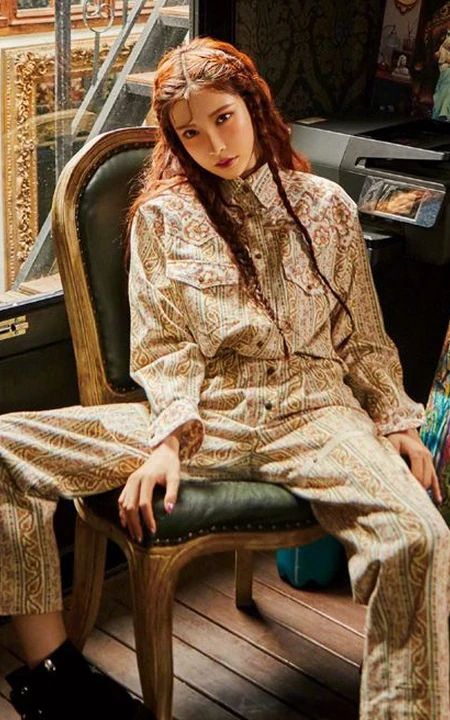 女歌手戴燕妮尝试优雅，豪迈多重风格复古写真图片