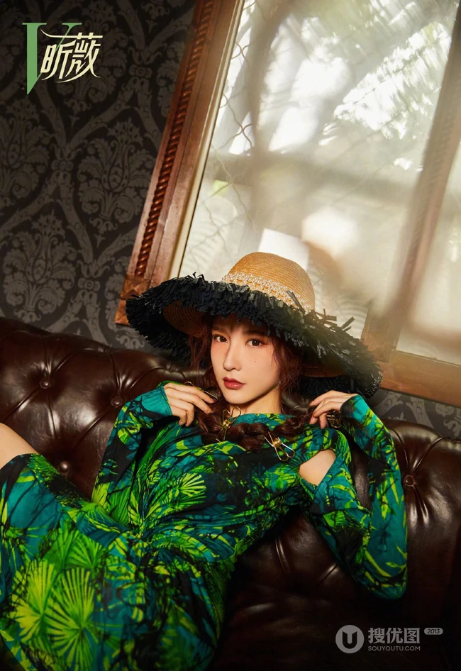女歌手戴燕妮尝试优雅，豪迈多重风格复古写真图片