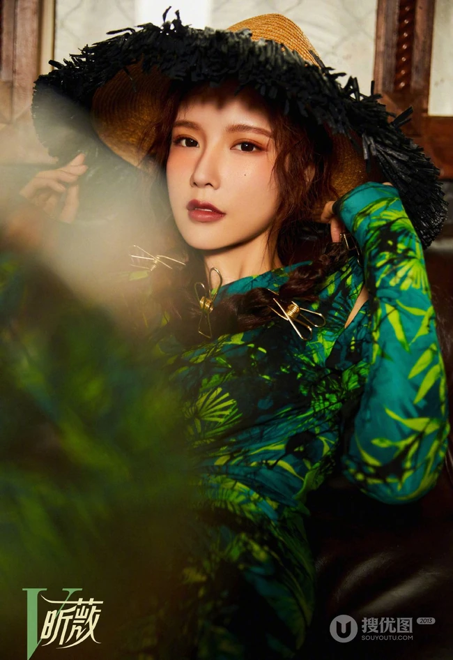 女歌手戴燕妮尝试优雅，豪迈多重风格复古写真图片