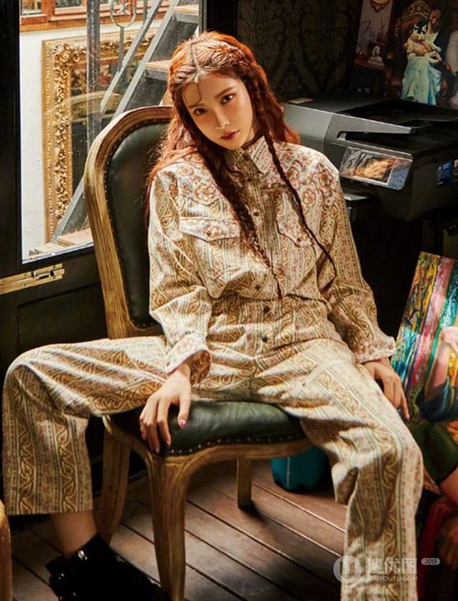 女歌手戴燕妮尝试优雅，豪迈多重风格复古写真图片