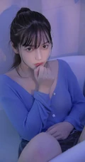 穿着衣服在浴缸里玩水的纯少女清透写真图片
