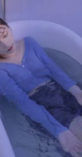 穿着衣服在浴缸里玩水的纯少女清透写真图片