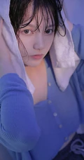 穿着衣服在浴缸里玩水的纯少女清透写真图片