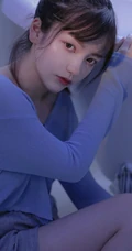 穿着衣服在浴缸里玩水的纯少女清透写真图片