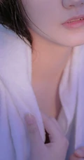穿着衣服在浴缸里玩水的纯少女清透写真图片