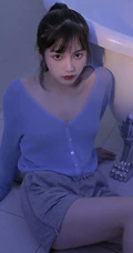 穿着衣服在浴缸里玩水的纯少女清透写真图片