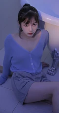 穿着衣服在浴缸里玩水的纯少女清透写真图片