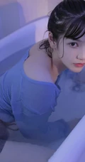 穿着衣服在浴缸里玩水的纯少女清透写真图片