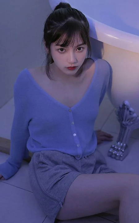 穿着衣服在浴缸里玩水的纯少女清透写真图片