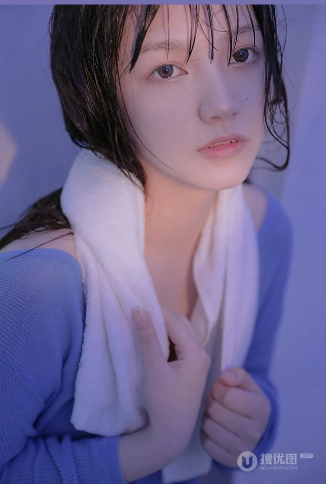 穿着衣服在浴缸里玩水的纯少女清透写真图片