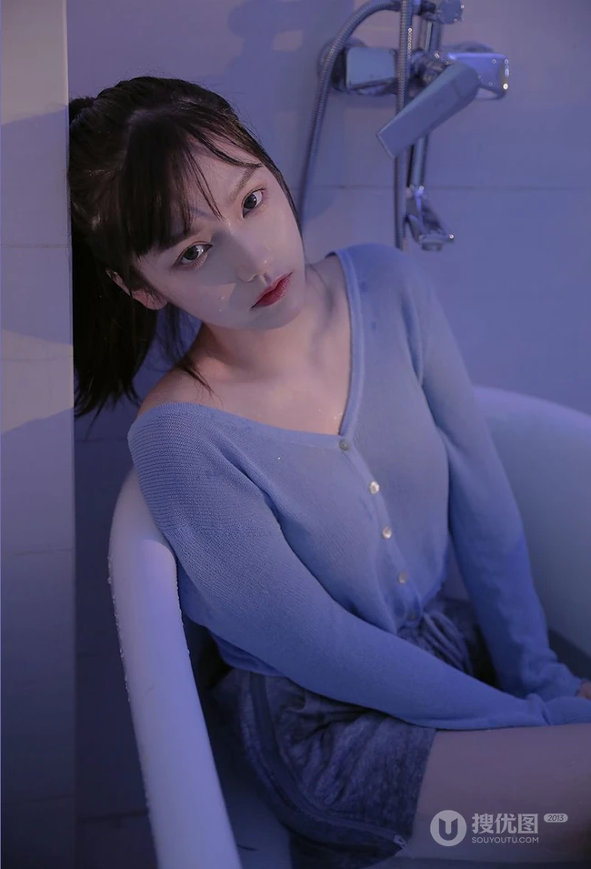 穿着衣服在浴缸里玩水的纯少女清透写真图片