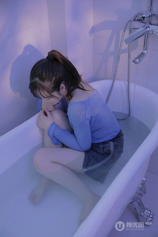 穿着衣服在浴缸里玩水的纯少女清透写真图片