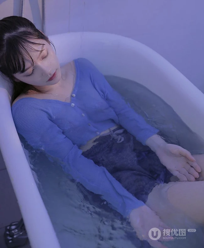 穿着衣服在浴缸里玩水的纯少女清透写真图片