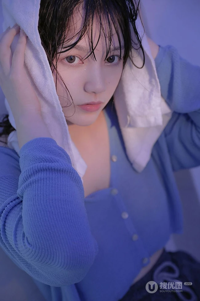 穿着衣服在浴缸里玩水的纯少女清透写真图片