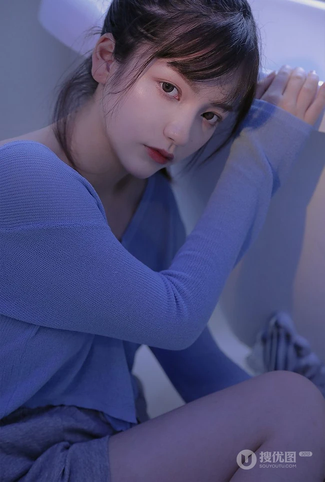 穿着衣服在浴缸里玩水的纯少女清透写真图片