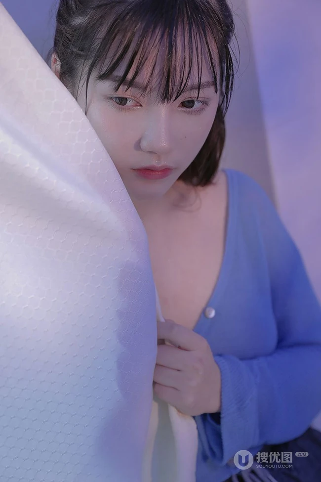 穿着衣服在浴缸里玩水的纯少女清透写真图片
