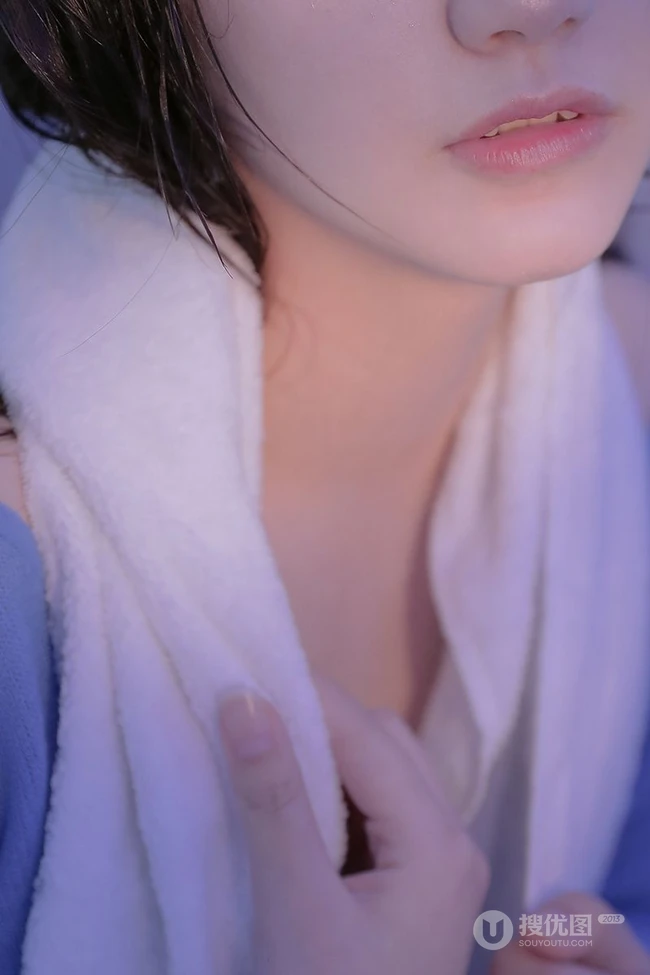 穿着衣服在浴缸里玩水的纯少女清透写真图片