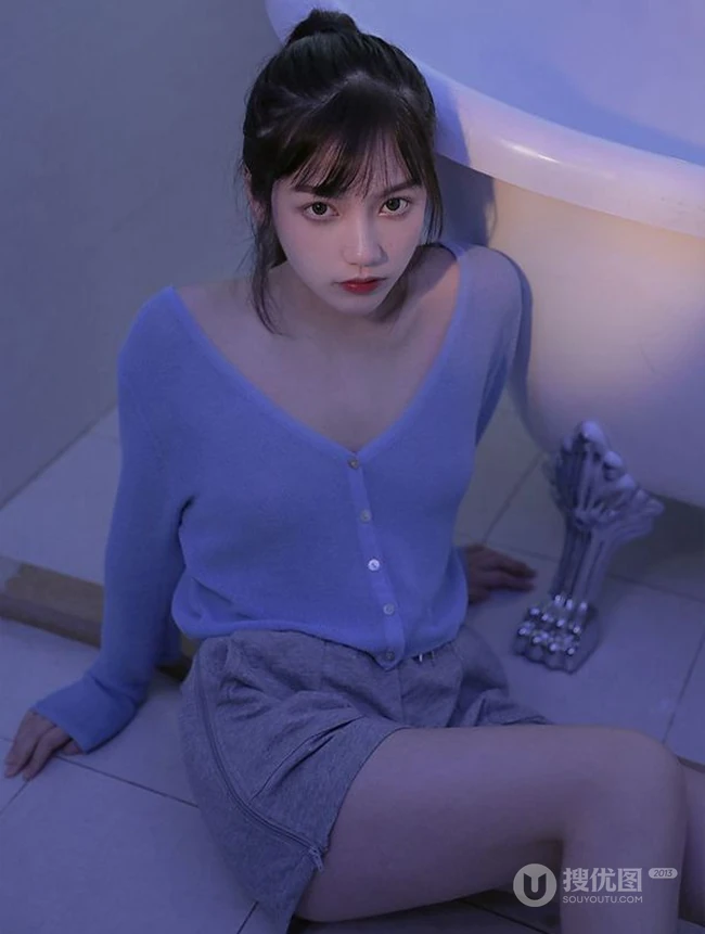 穿着衣服在浴缸里玩水的纯少女清透写真图片