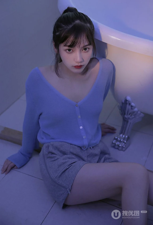 穿着衣服在浴缸里玩水的纯少女清透写真图片