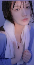 穿着衣服在浴缸里玩水的纯少女清透写真图片