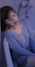 穿着衣服在浴缸里玩水的纯少女清透写真图片