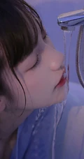 穿着衣服在浴缸里玩水的纯少女清透写真图片