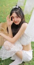 杨柳树下晾晒衣服的甜美酒窝少女纯白肩带衣短裤动人写真美照