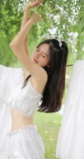 杨柳树下晾晒衣服的甜美酒窝少女纯白肩带衣短裤动人写真美照
