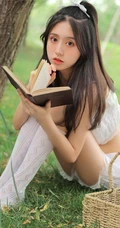 杨柳树下晾晒衣服的甜美酒窝少女纯白肩带衣短裤动人写真美照