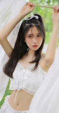 杨柳树下晾晒衣服的甜美酒窝少女纯白肩带衣短裤动人写真美照