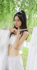 杨柳树下晾晒衣服的甜美酒窝少女纯白肩带衣短裤动人写真美照
