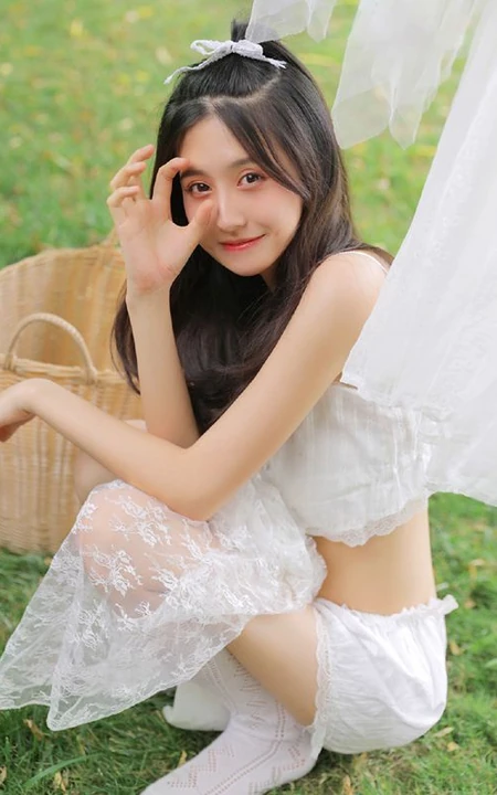 杨柳树下晾晒衣服的甜美酒窝少女纯白肩带衣短裤动人写真美照