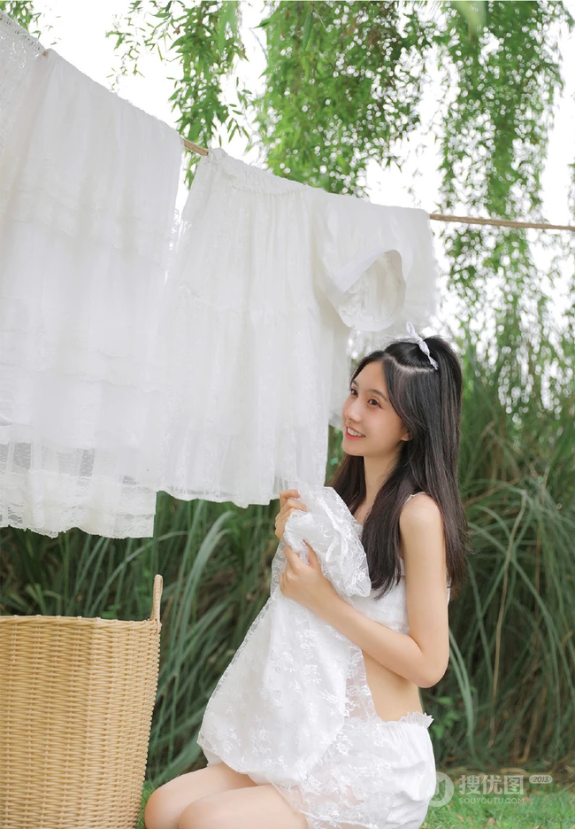 杨柳树下晾晒衣服的甜美酒窝少女纯白肩带衣短裤动人写真美照