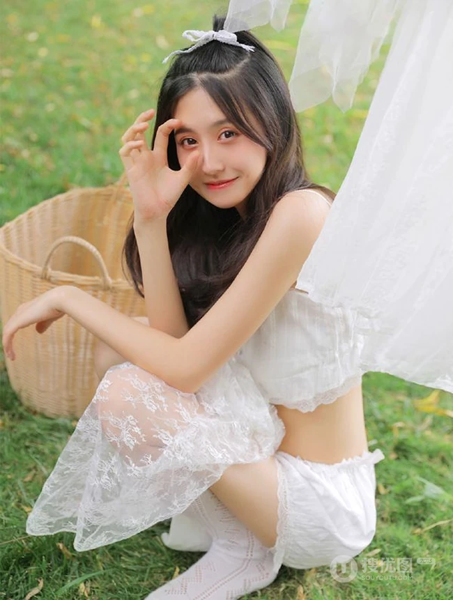 杨柳树下晾晒衣服的甜美酒窝少女纯白肩带衣短裤动人写真美照