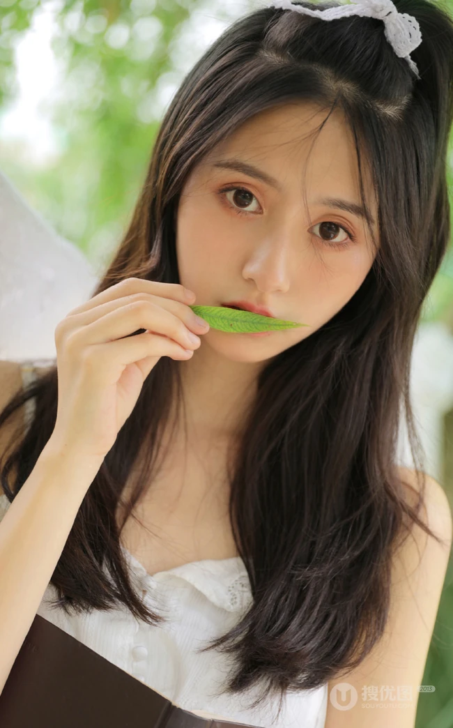 杨柳树下晾晒衣服的甜美酒窝少女纯白肩带衣短裤动人写真美照