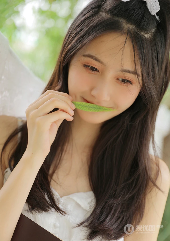 杨柳树下晾晒衣服的甜美酒窝少女纯白肩带衣短裤动人写真美照
