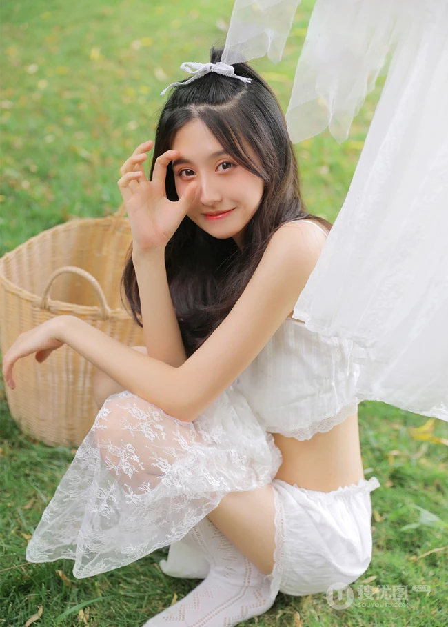 杨柳树下晾晒衣服的甜美酒窝少女纯白肩带衣短裤动人写真美照