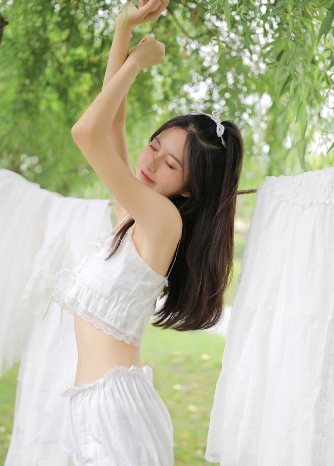 杨柳树下晾晒衣服的甜美酒窝少女纯白肩带衣短裤动人写真美照