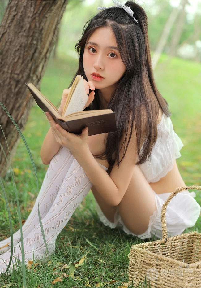 杨柳树下晾晒衣服的甜美酒窝少女纯白肩带衣短裤动人写真美照