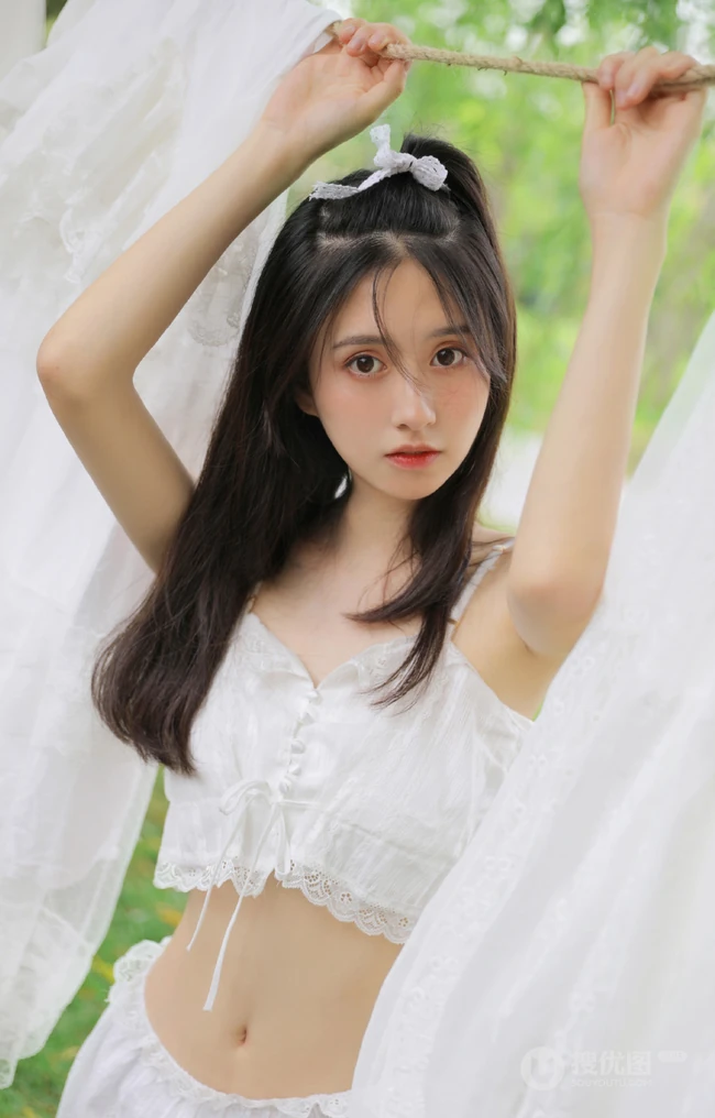 杨柳树下晾晒衣服的甜美酒窝少女纯白肩带衣短裤动人写真美照