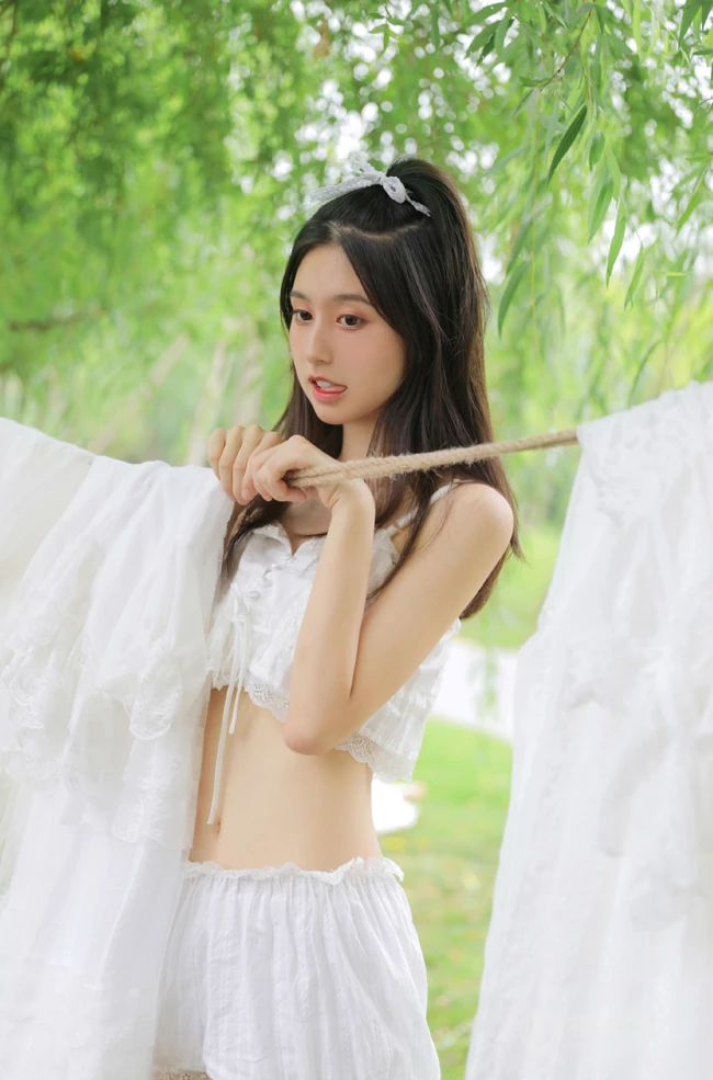 杨柳树下晾晒衣服的甜美酒窝少女纯白肩带衣短裤动人写真美照