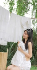 杨柳树下晾晒衣服的甜美酒窝少女纯白肩带衣短裤动人写真美照