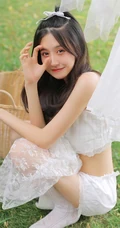 杨柳树下晾晒衣服的甜美酒窝少女纯白肩带衣短裤动人写真美照